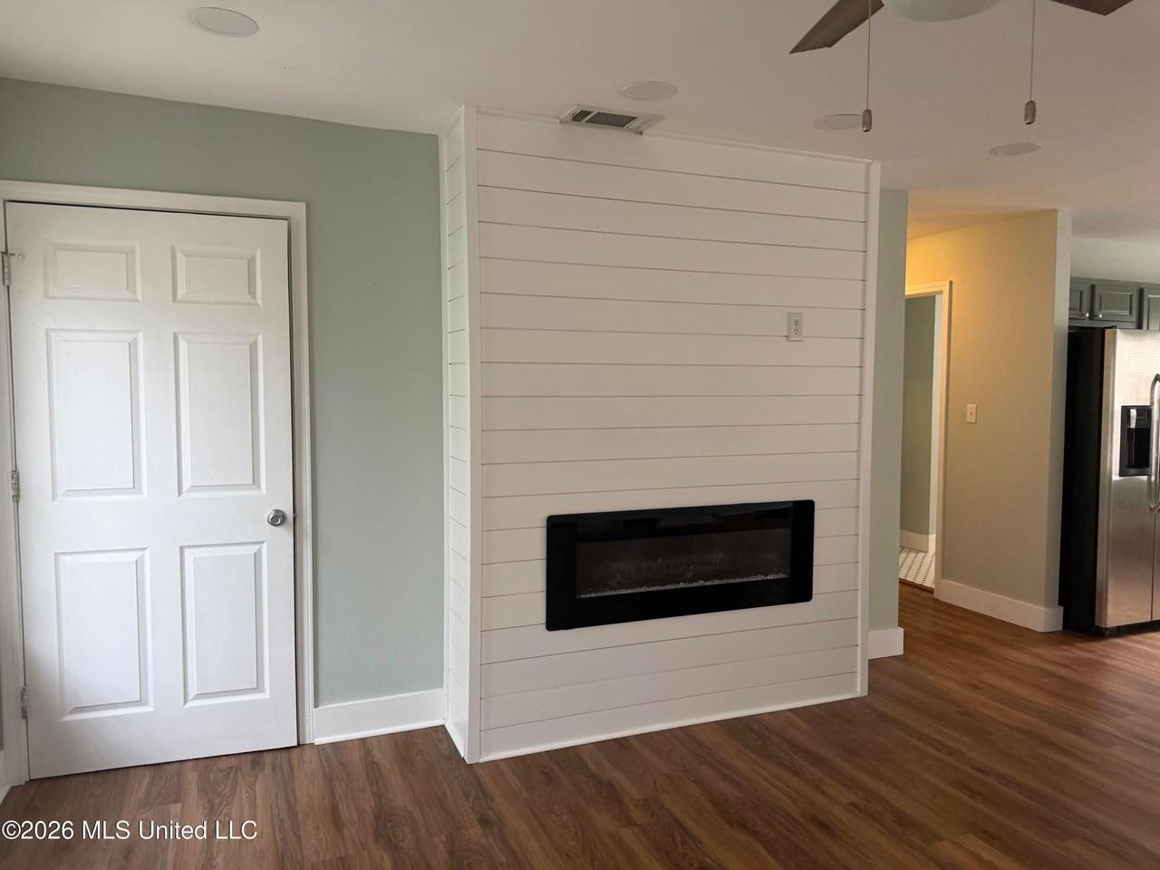 412 Roberts St - Photo 2 of 16
