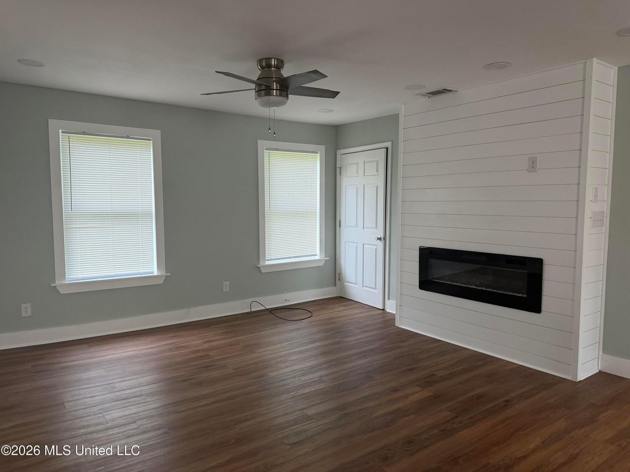 412 Roberts St - Photo 3 of 16