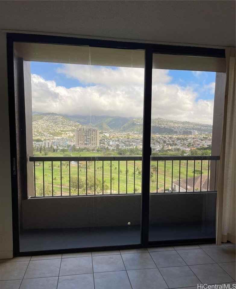 320 Liliuokalani Ave #2004 - Photo 5 of 20