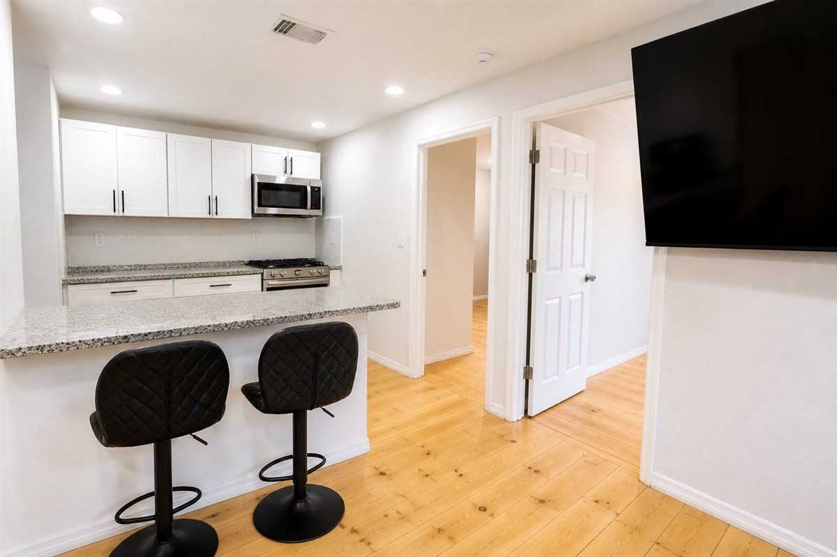 2402 East Doctor Martin Luther King Junior Boulevard, unit 4 - Photo 6 of 14