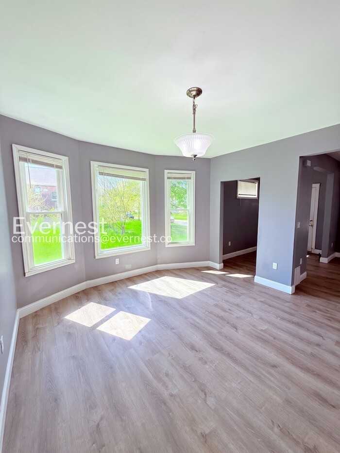 1464 Baldwin St - Photo 5 of 34