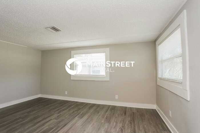 2539 Kingston St S - Photo 2 of 16