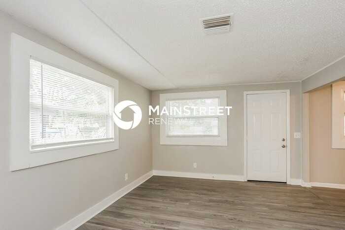 2539 Kingston St S - Photo 3 of 16
