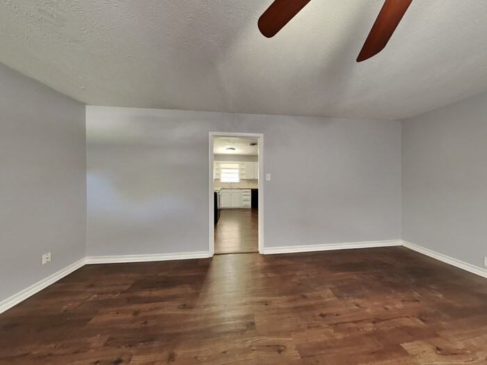 2126 Ridgeway St - Photo 3 of 21