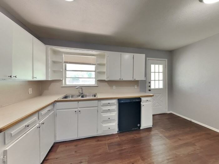 2126 Ridgeway St - Photo 5 of 21