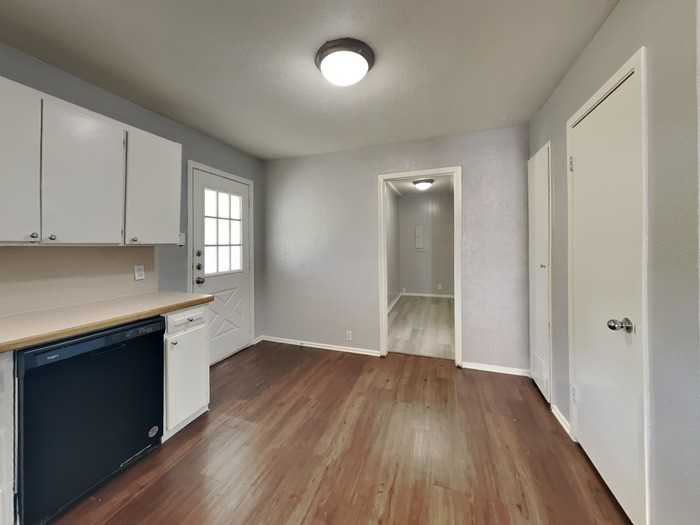 2126 Ridgeway St - Photo 6 of 21