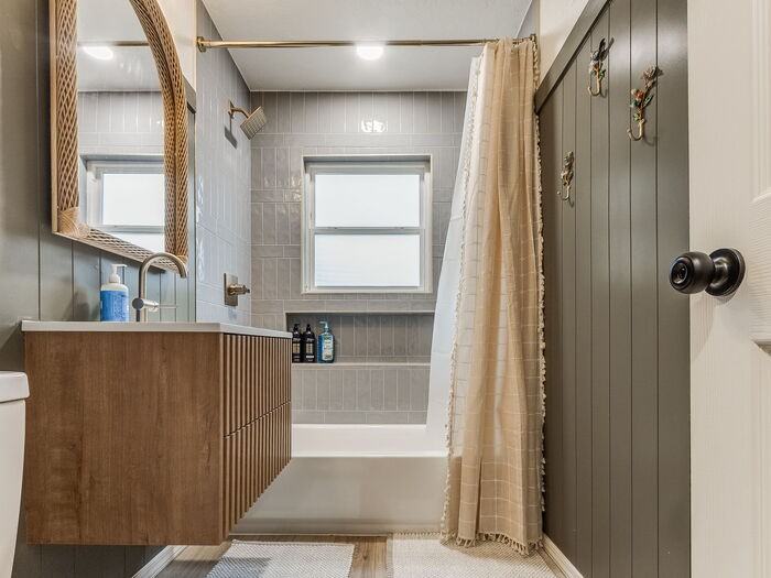 411 Showalter Dr - Photo 3 of 35
