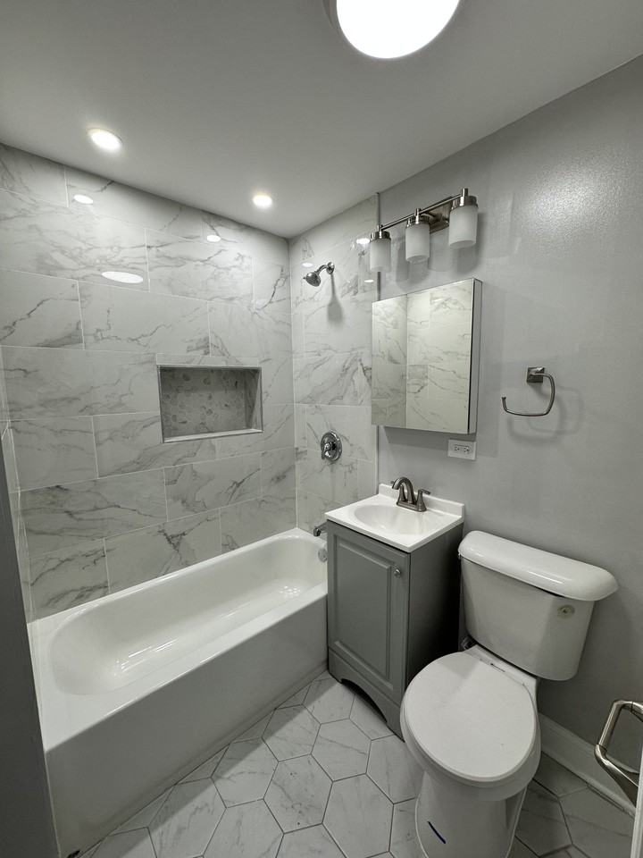 2553 W 45th St #1 - Photo 4 of 11