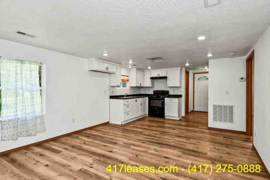 2518 N Weller Ave #1 - Photo 4 of 31