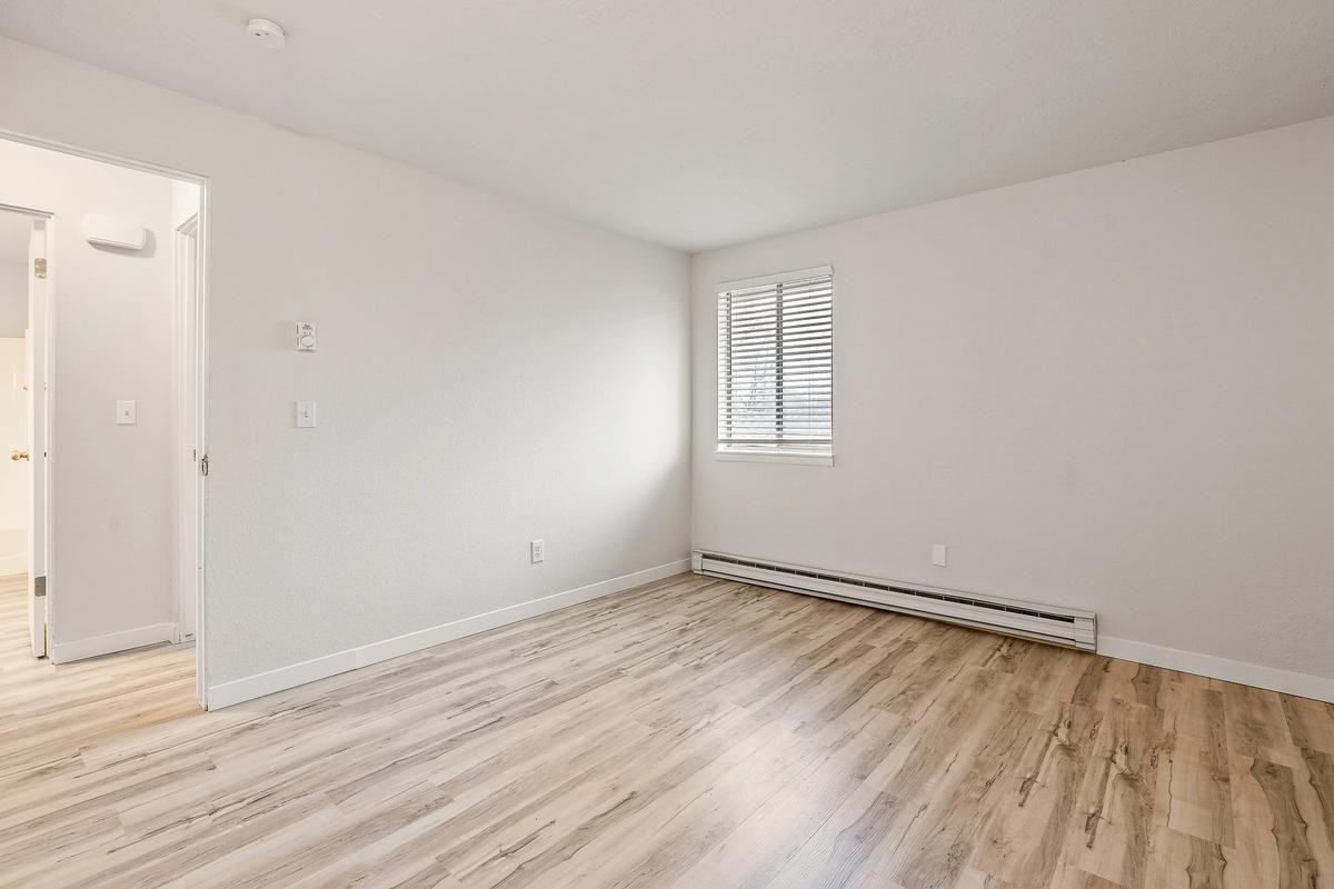 563 S Curtis Rd - Photo 3 of 50