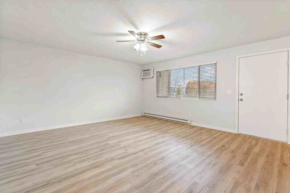 563 S Curtis Rd - Photo 6 of 50