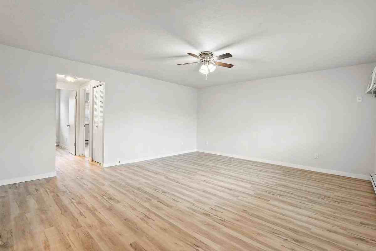 563 S Curtis Rd - Photo 4 of 50