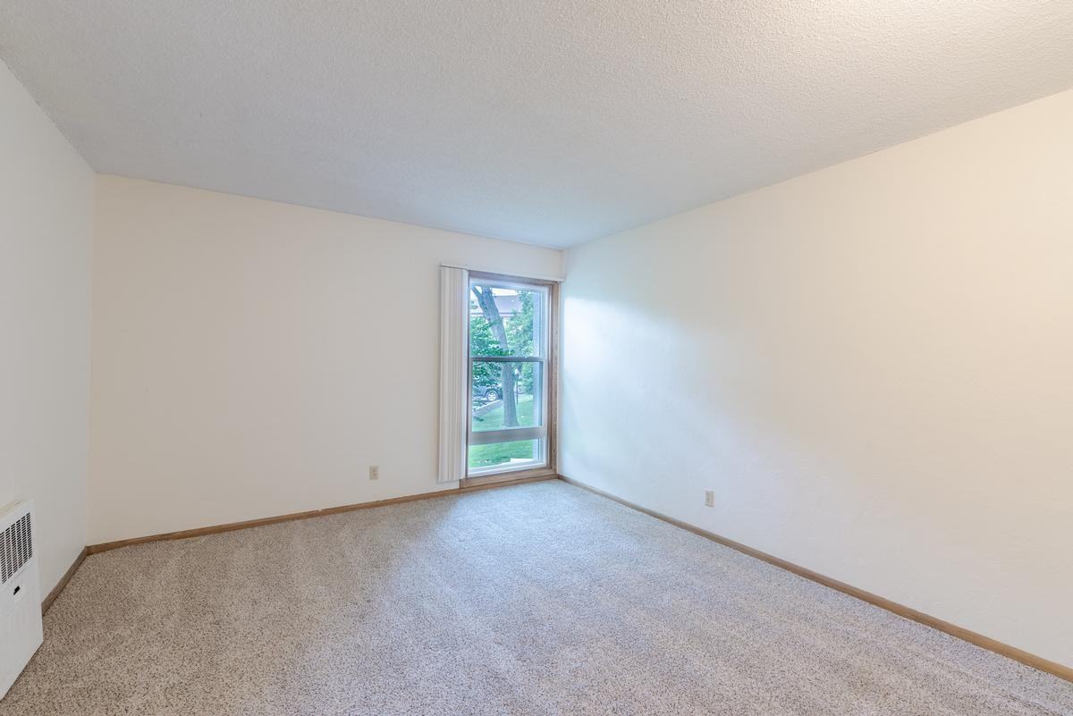 240 Central Ave N - Photo 4 of 50