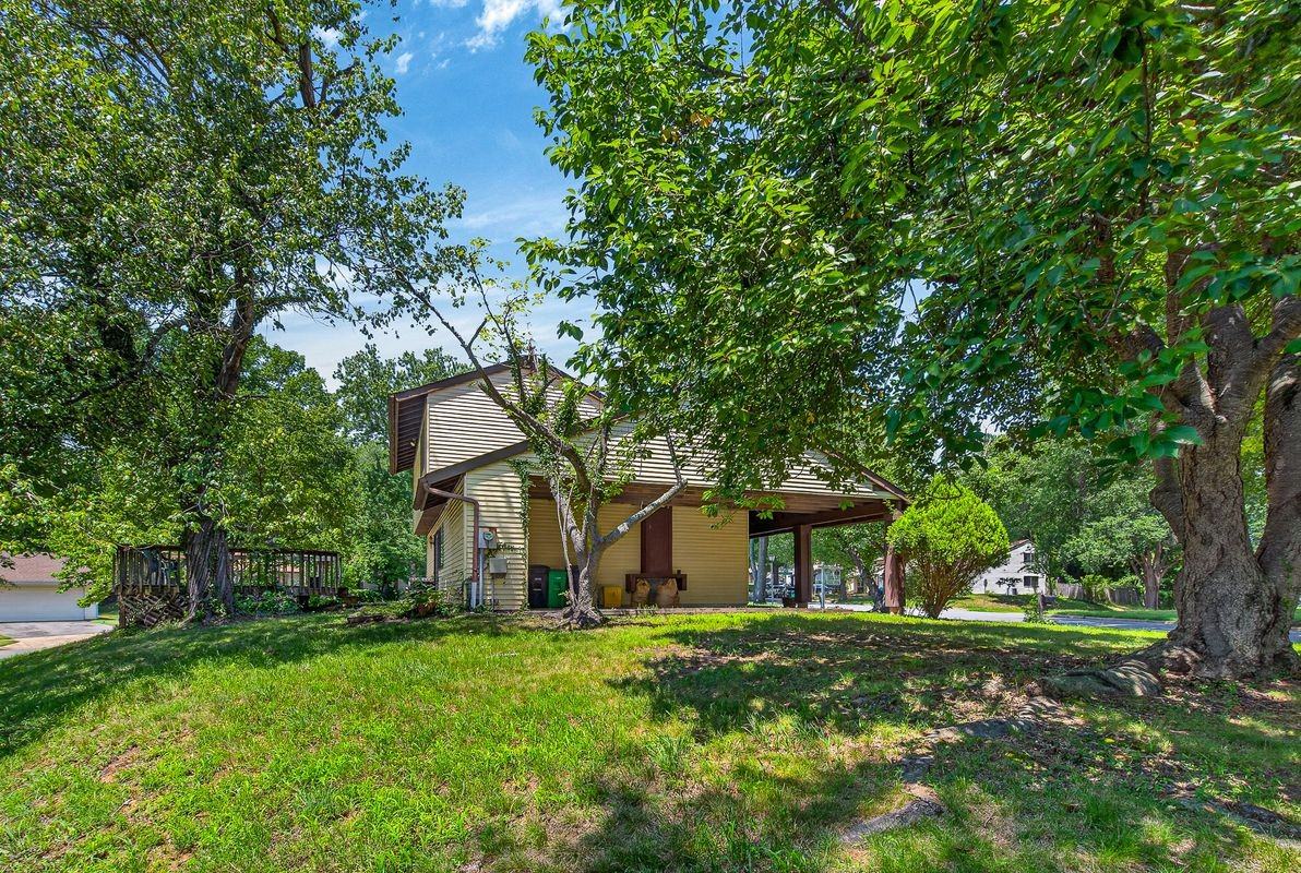 8801 Monmouth Dr - Photo 7 of 38