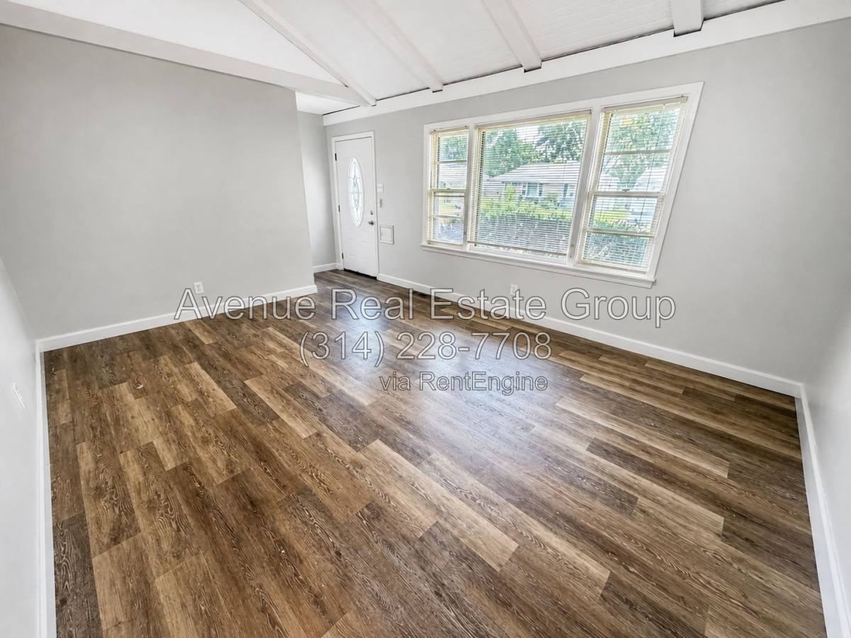 830 Loekes Dr - Photo 2 of 10