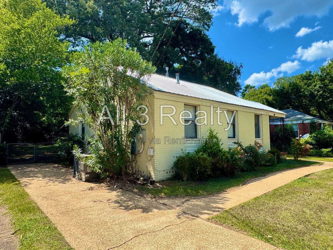 208 Bradley Dr - Photo 2 of 31