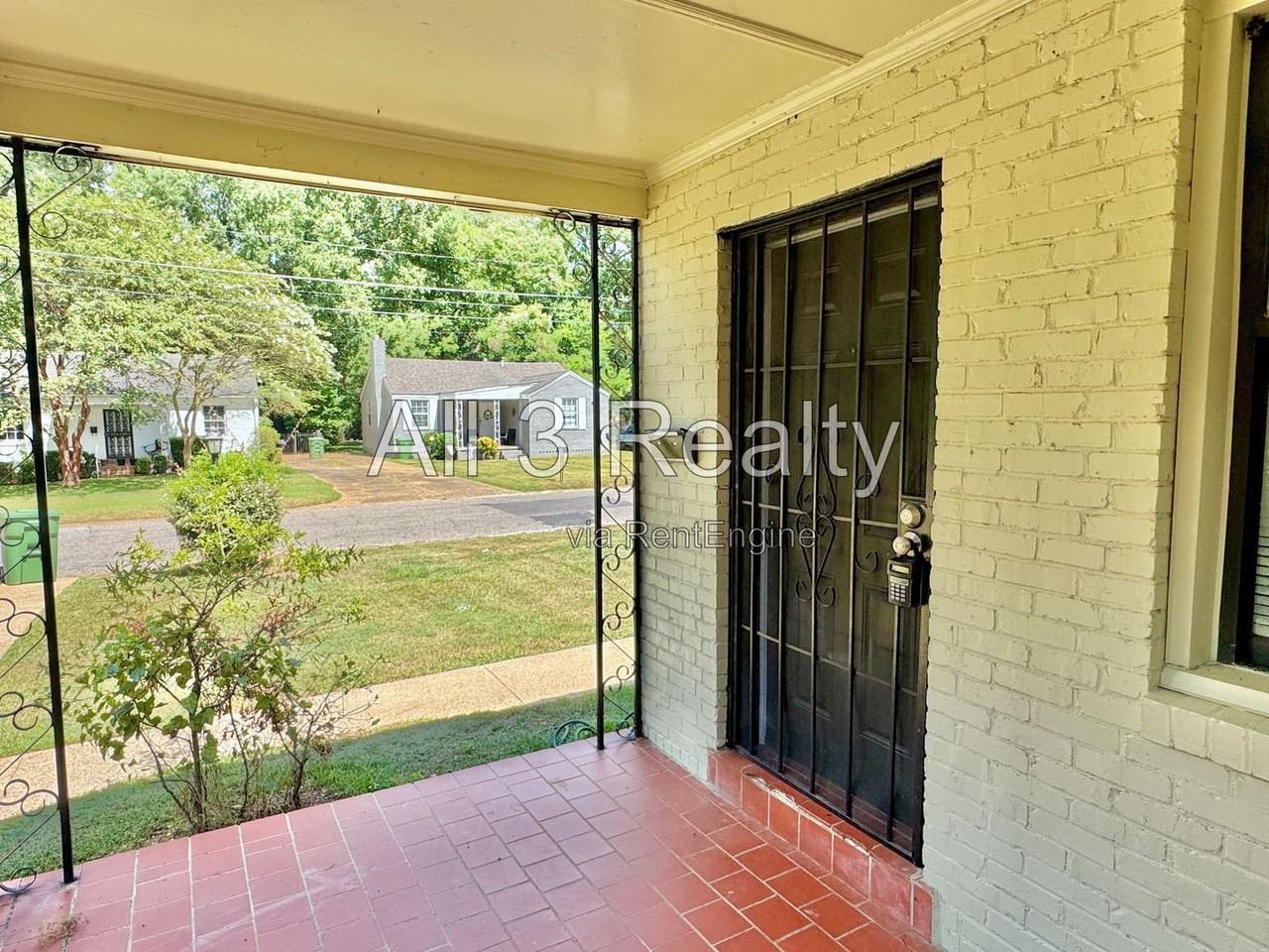 208 Bradley Dr - Photo 4 of 31