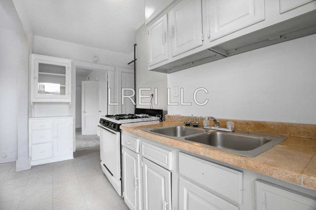 615 S 38th St #2 - Photo 3 of 12