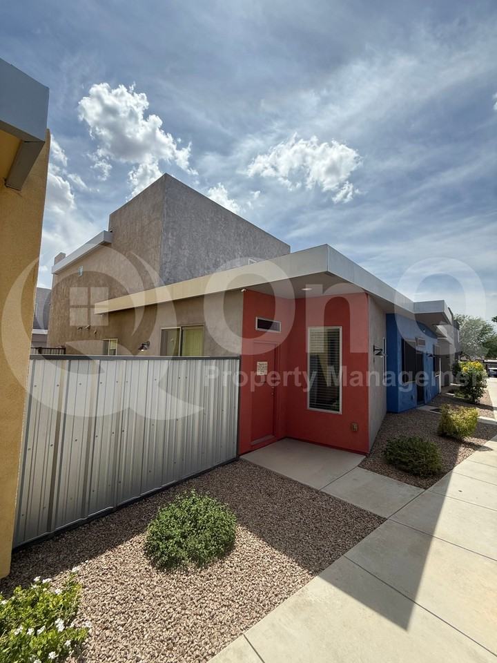 833 E Park Modern Dr - Photo 5 of 50