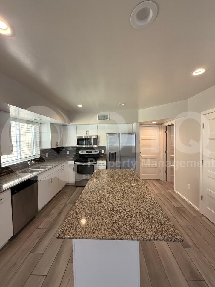 833 E Park Modern Dr - Photo 6 of 50