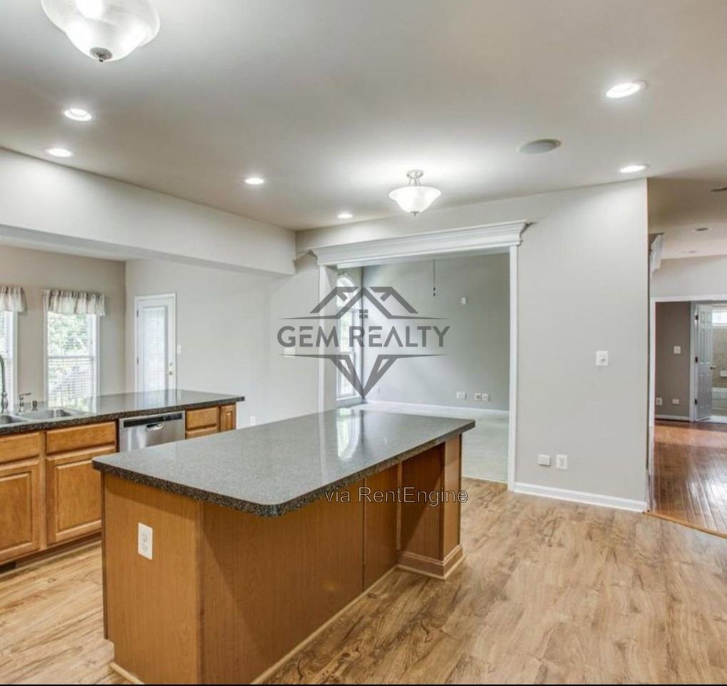 10410 Silver Creek Ct - Photo 7 of 50