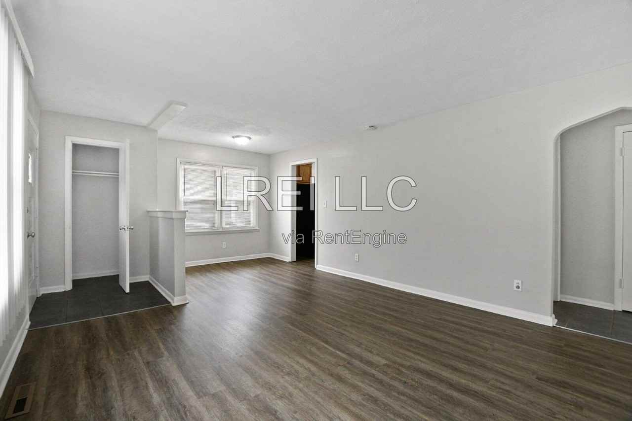 2404 Thomas Ave - Photo 2 of 12