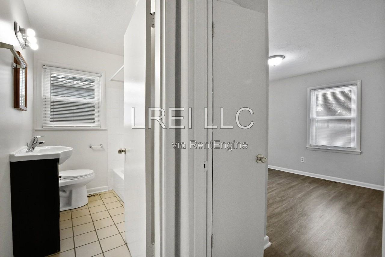 2404 Thomas Ave - Photo 4 of 12
