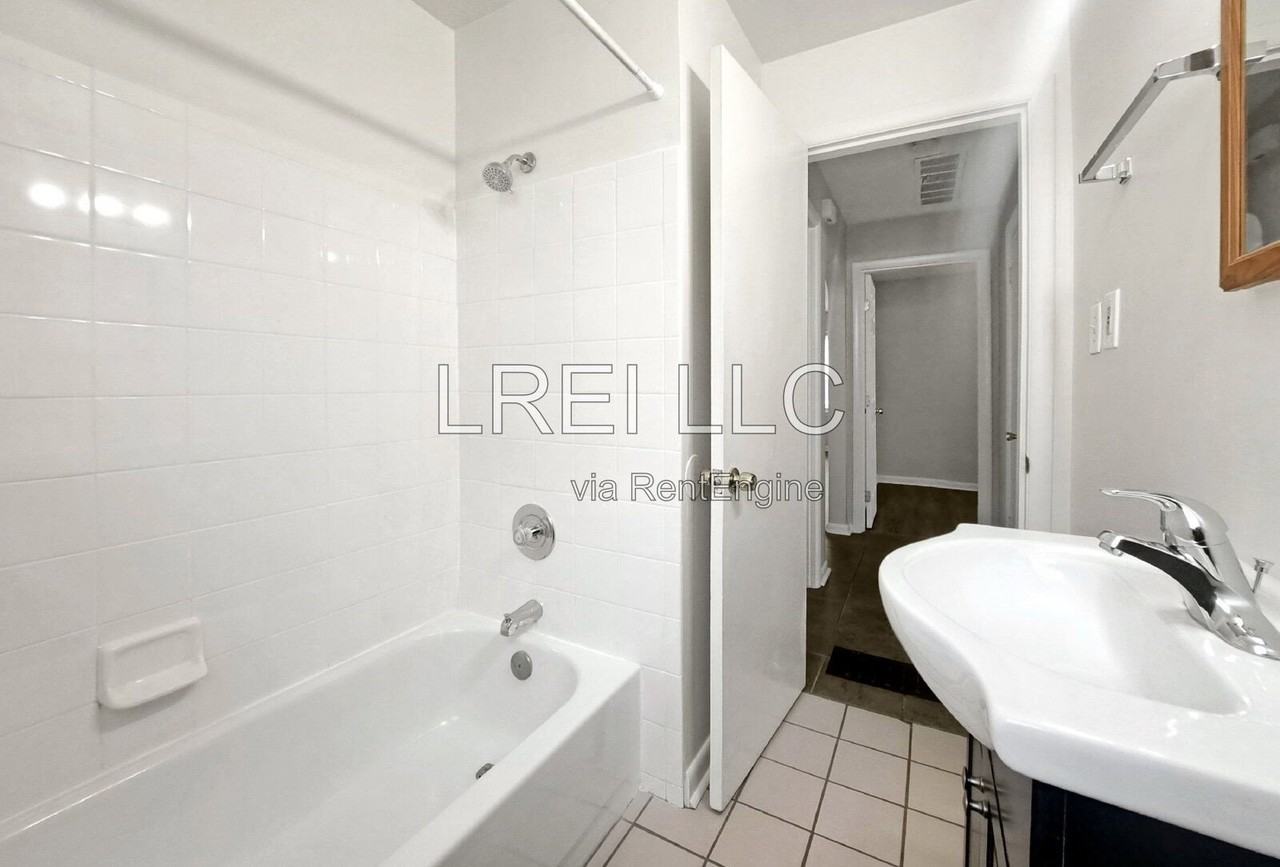 2404 Thomas Ave - Photo 5 of 12