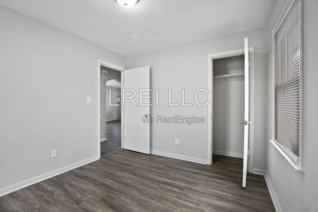 2404 Thomas Ave - Photo 7 of 12