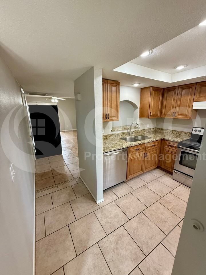 637 W 13th St - Photo 4 of 40