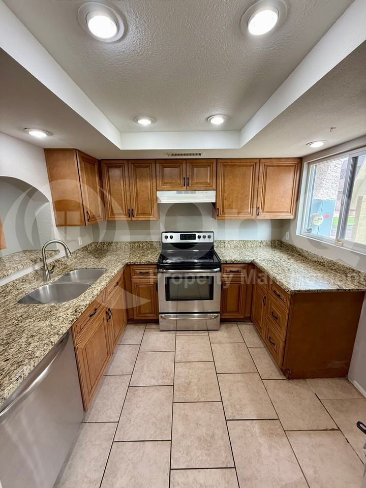 637 W 13th St - Photo 5 of 40