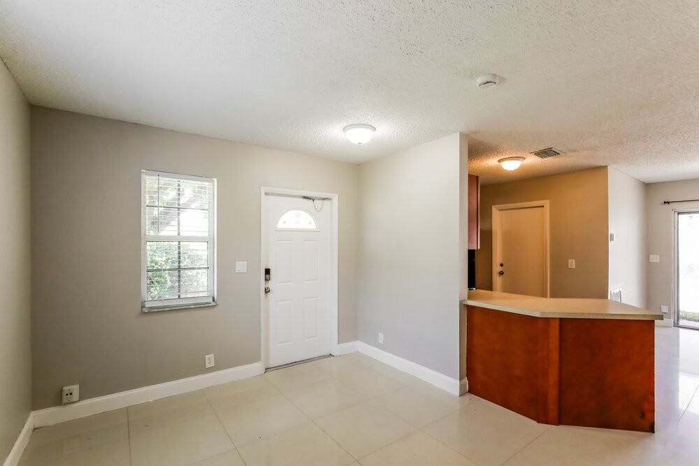 1558 Nw 7th Ln - Photo 3 of 16