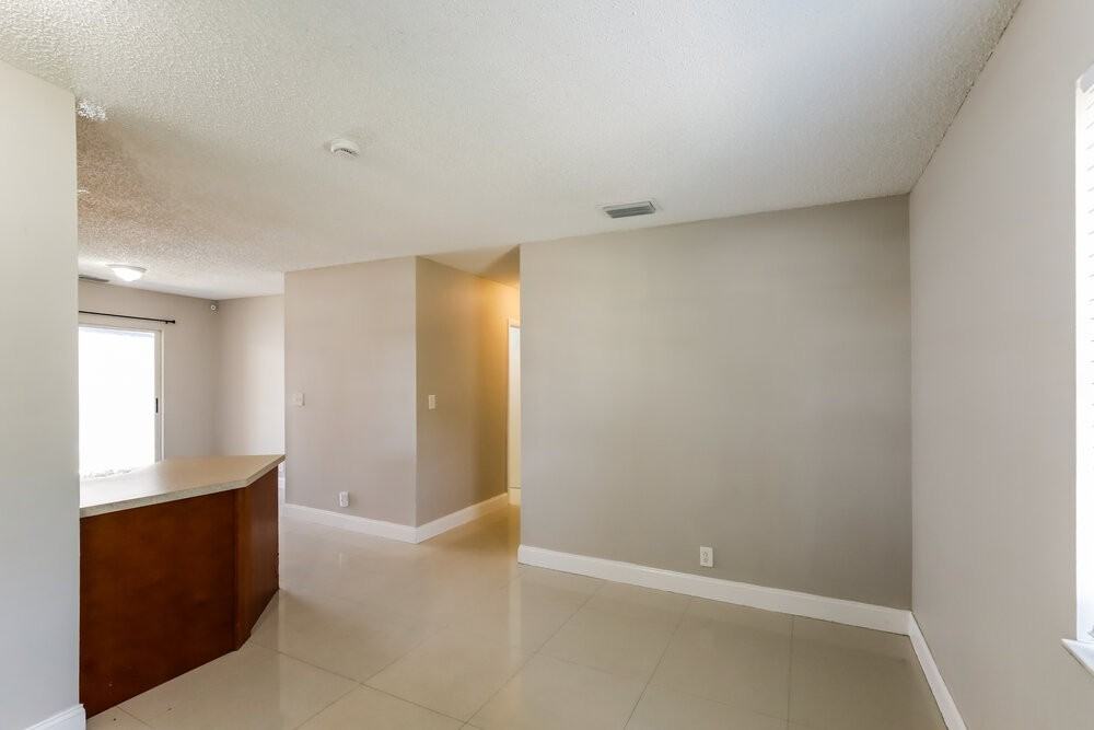1558 Nw 7th Ln - Photo 4 of 16