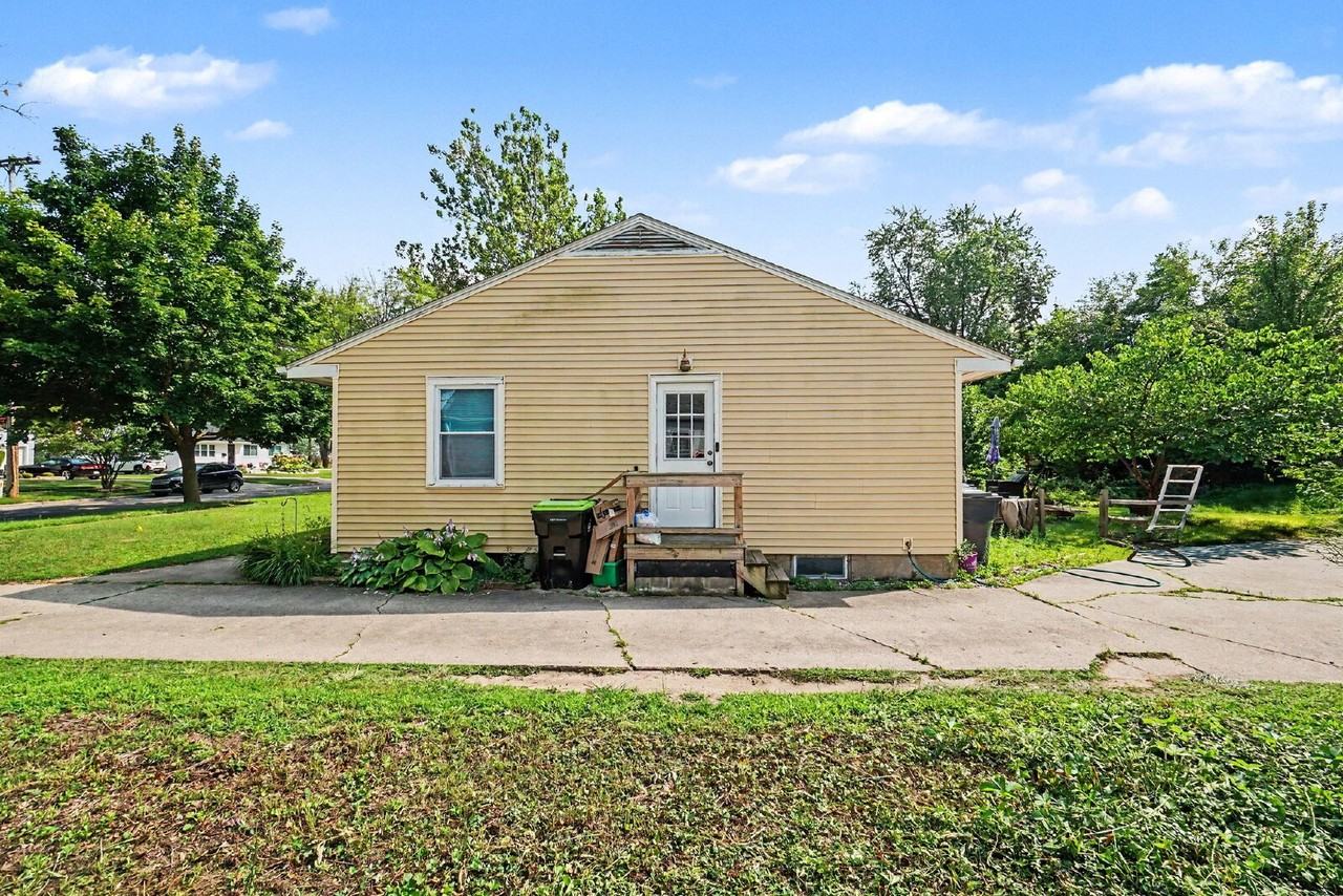 114 Eastlawn Dr - Photo 3 of 16