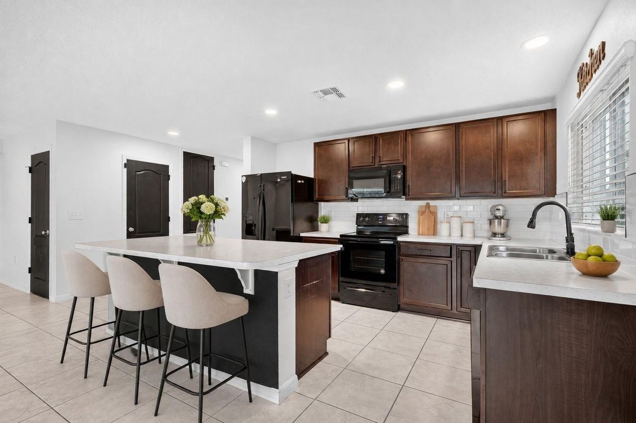 1097 Augustus Dr - Photo 3 of 33