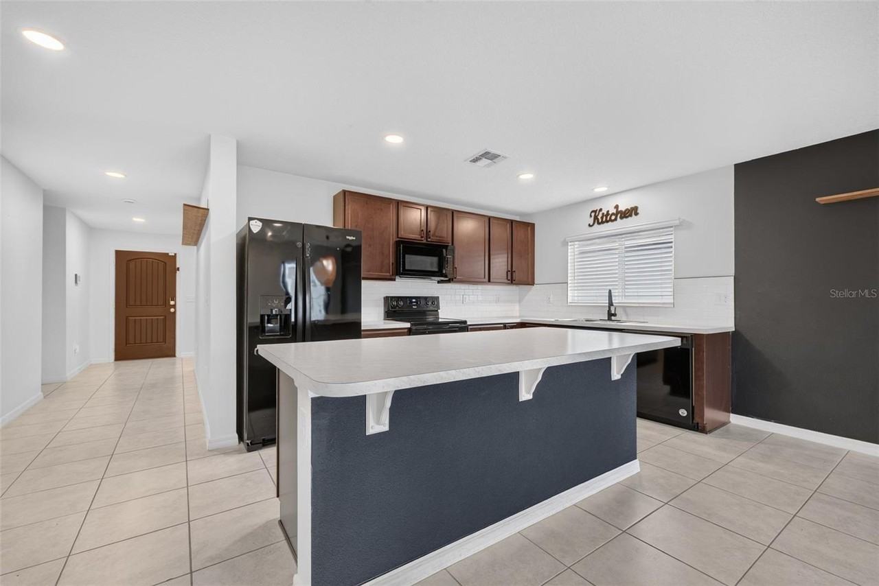 1097 Augustus Dr - Photo 4 of 33