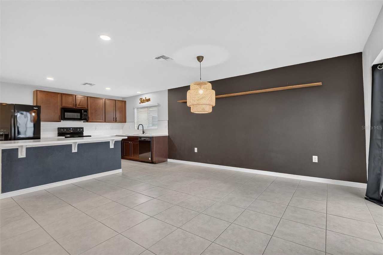 1097 Augustus Dr - Photo 6 of 33