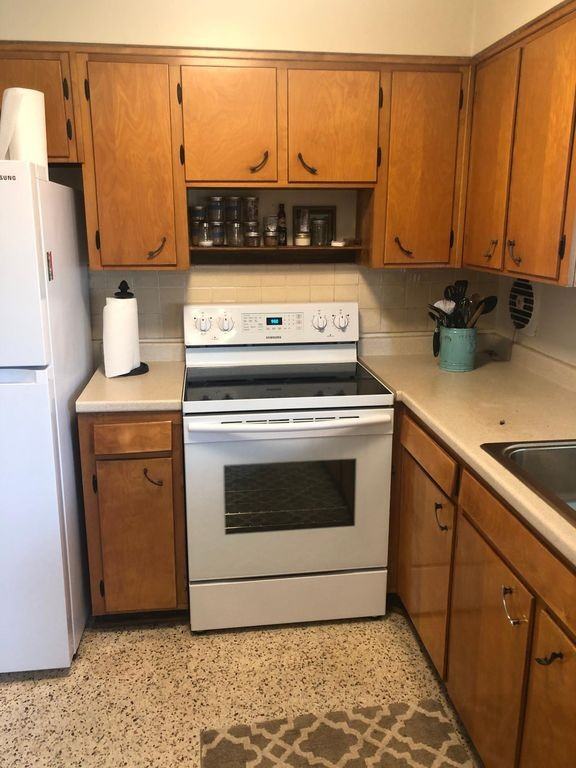 1 48 Longwood Drive - Photo 5 of 11