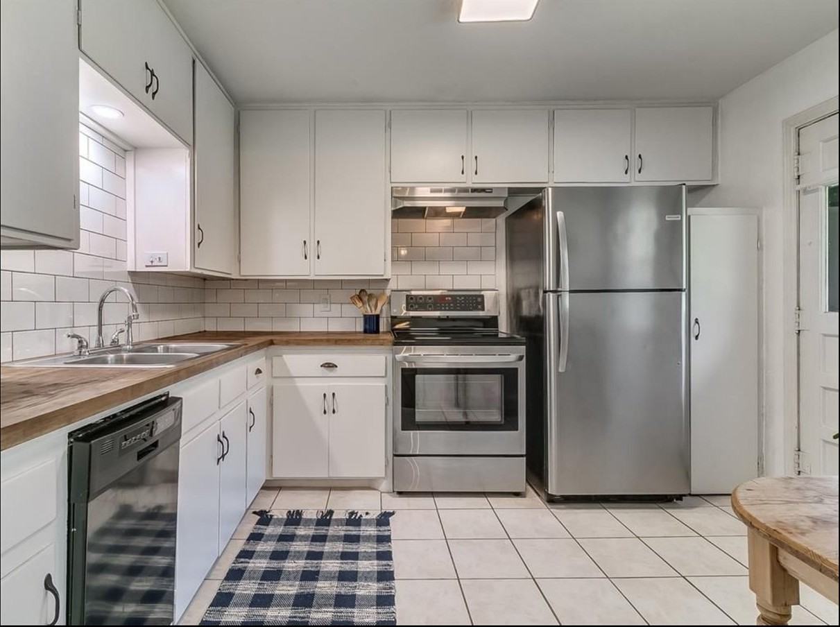 2821 Cambridge Ct - Photo 4 of 8