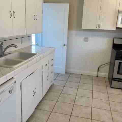 1394 S Green St - Photo 3 of 16