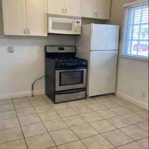 1394 S Green St - Photo 5 of 16