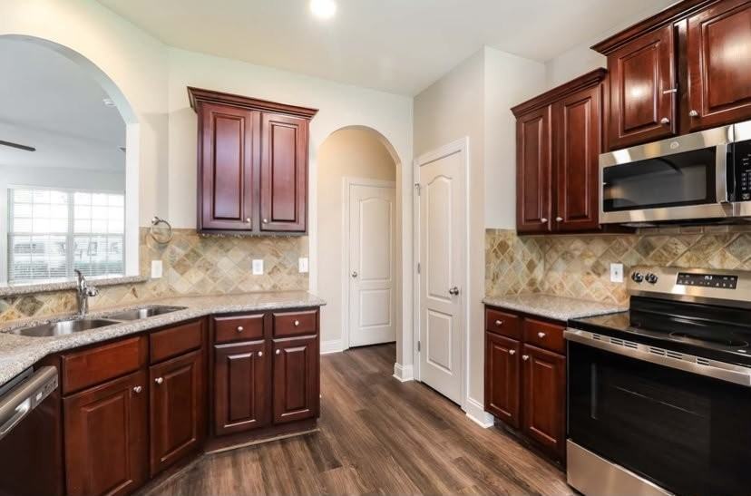 1205 Stonecrop Ln - Photo 3 of 7