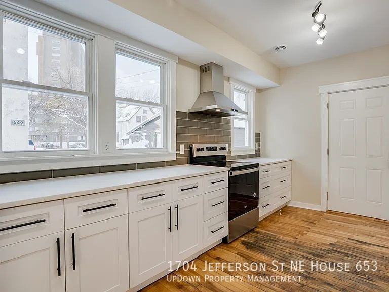 1704 Jefferson St NE House 653 - Photo 3 of 13