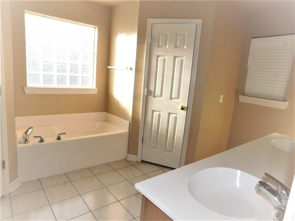 910 Sw Cheyenne Dr - Photo 6 of 10