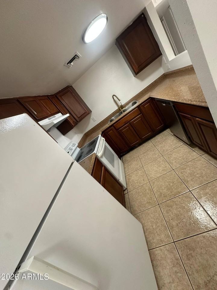2684 N 43rd Ave #A - Photo 3 of 9