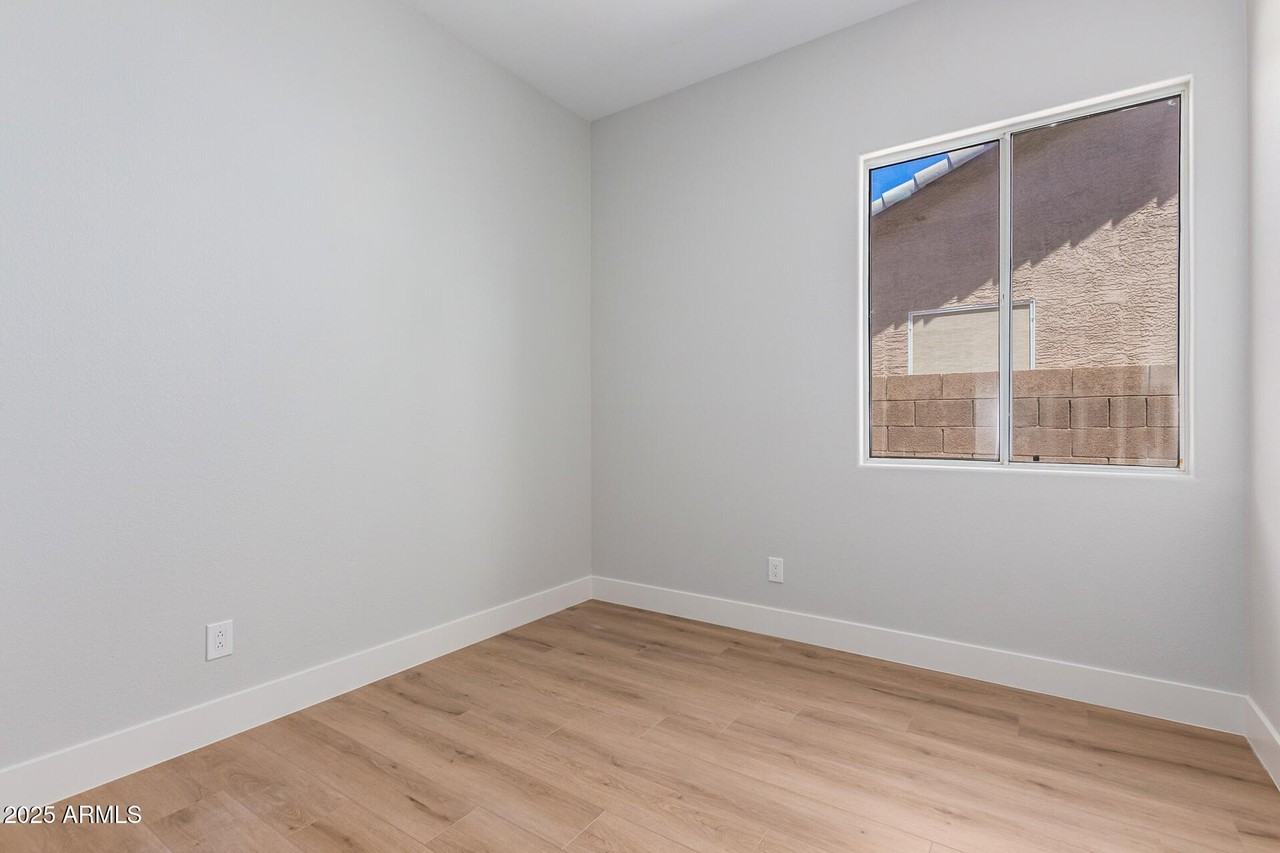 13711 W Tara Ln - Photo 5 of 25