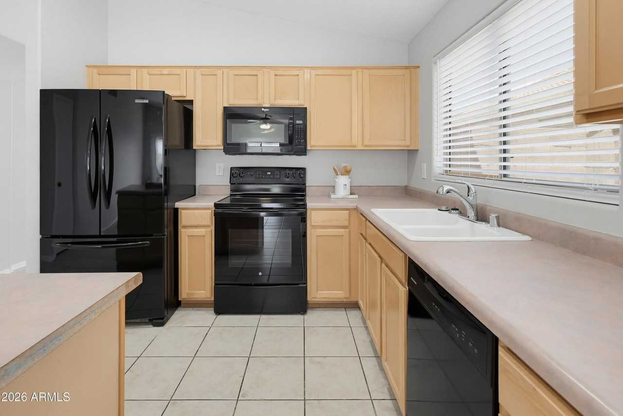 543 W Grovers Ave - Photo 4 of 24