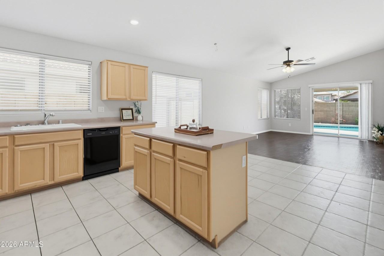 543 W Grovers Ave - Photo 5 of 24
