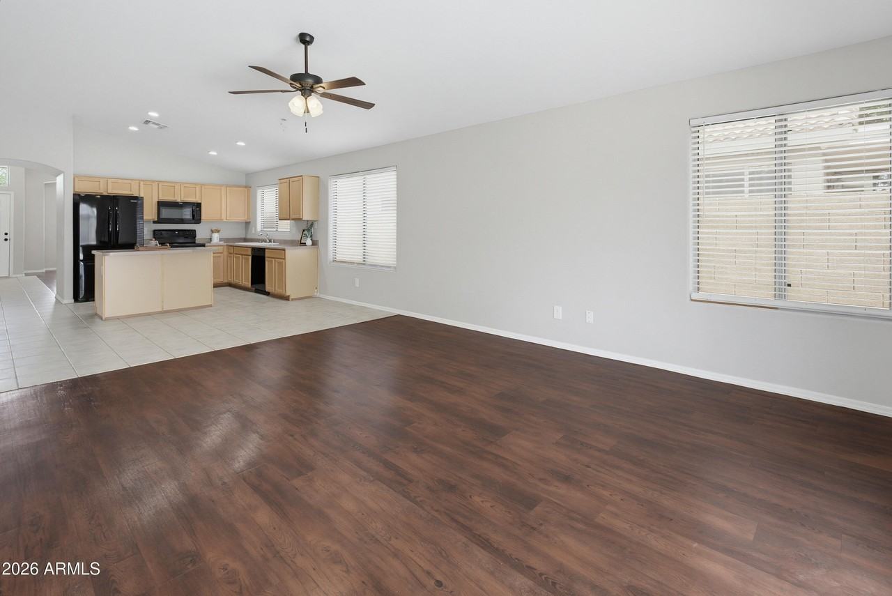 543 W Grovers Ave - Photo 7 of 24