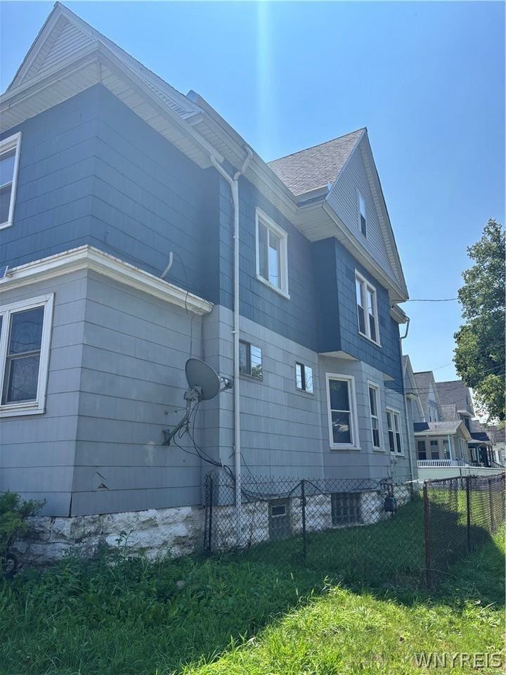 215 Ludington St #2 - Photo 3 of 16